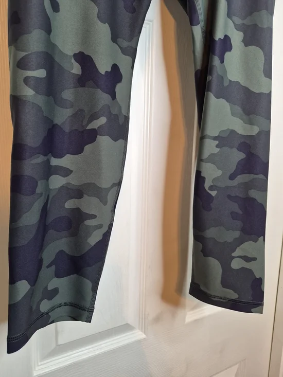 Old Navy Camo Leggings in Olive Green and Black 2x - Picture 6 of 11